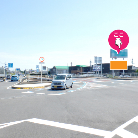 兵庫町西淵東交差点そば。視認距離長い看板です